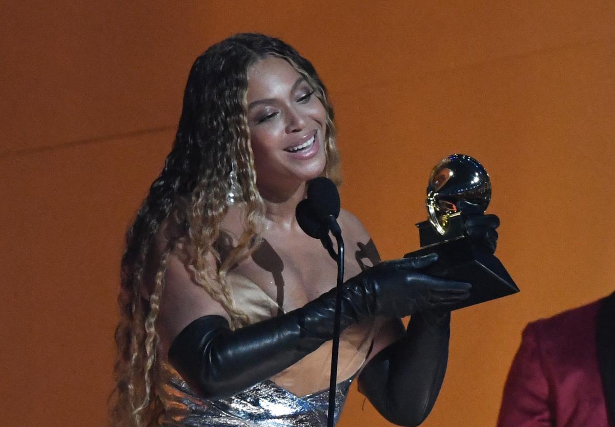 Beyoncé, la popstar noire du Texas, sort son premier album de musique…