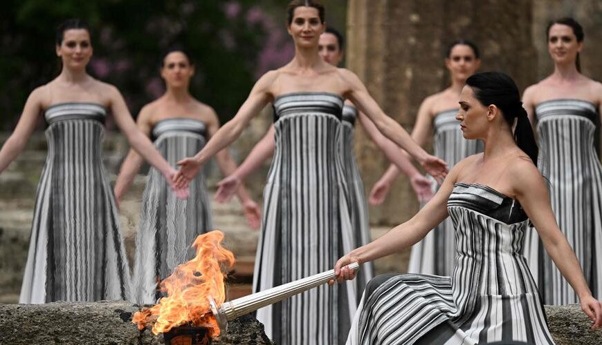 Le relais de la flamme olympique débute après son allumage en Grèce.