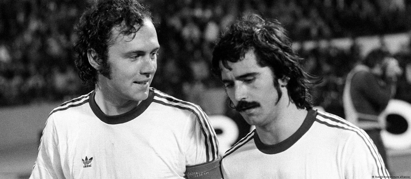Devant l’Allianz Arena, une statue en bronze à l’effigie de Beckenbauer