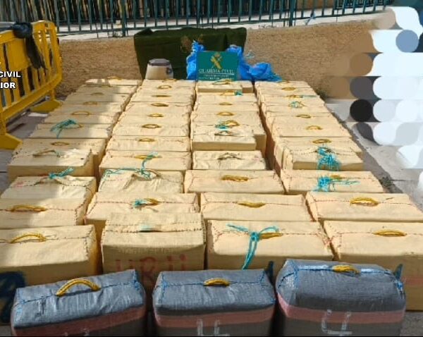 Autorités marocaines saisissent un narco-boat grâce à leur intervention.